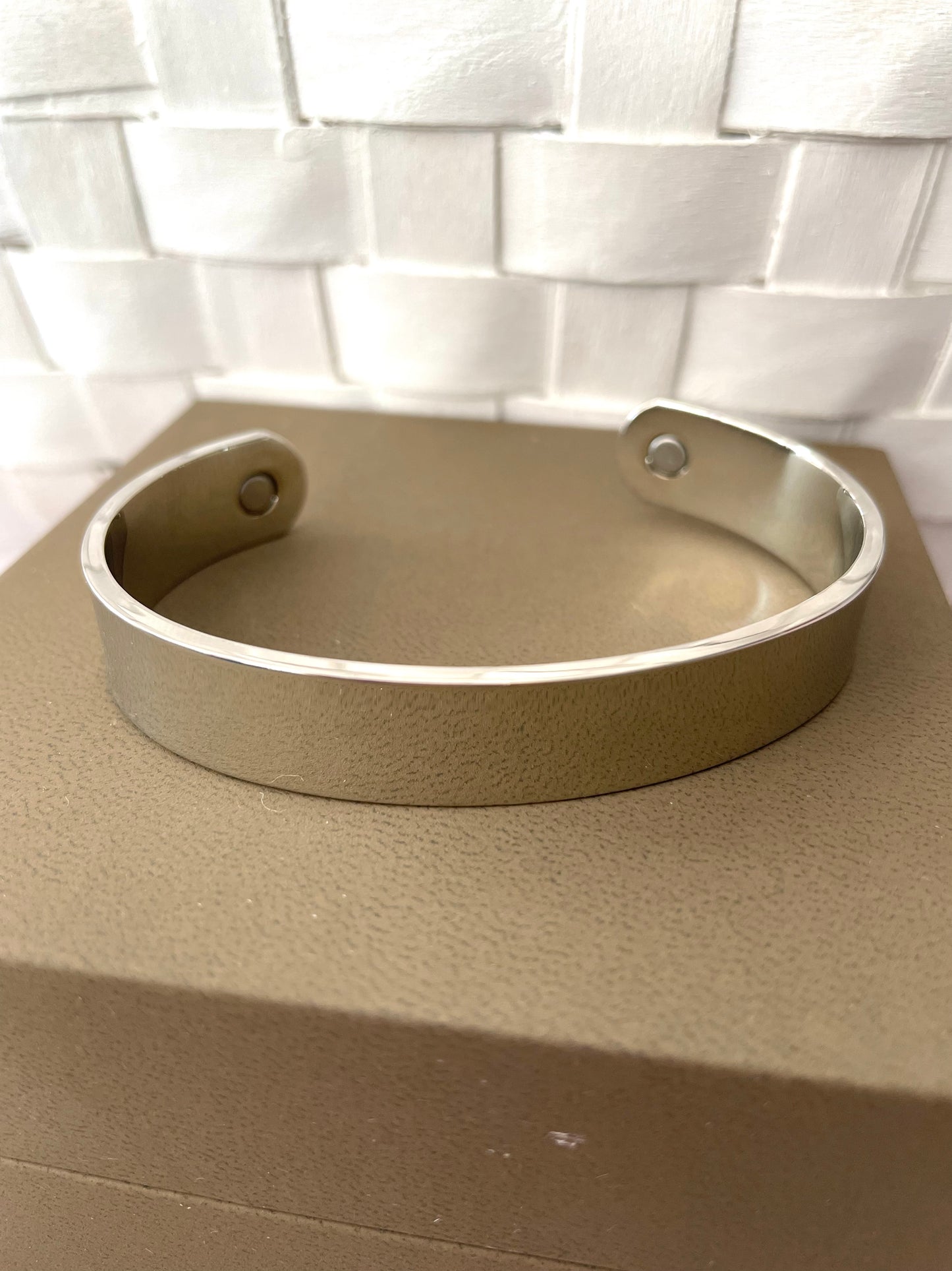 Plain adjustable magnetic bangle